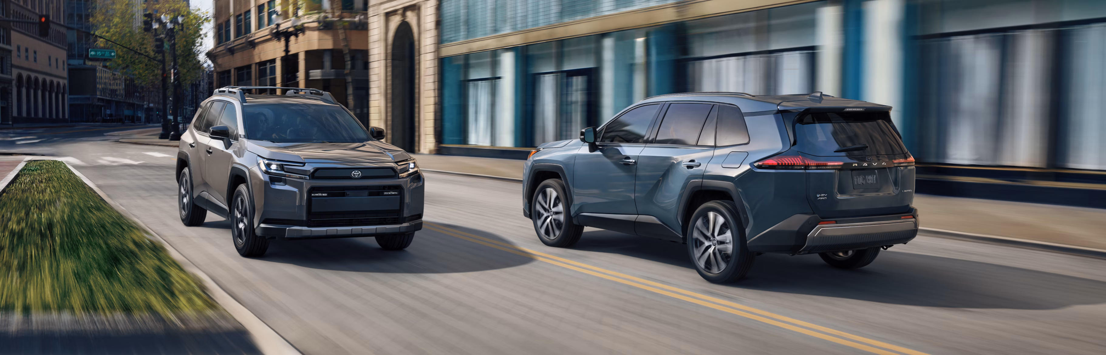 Toyota RAV4 на дороге