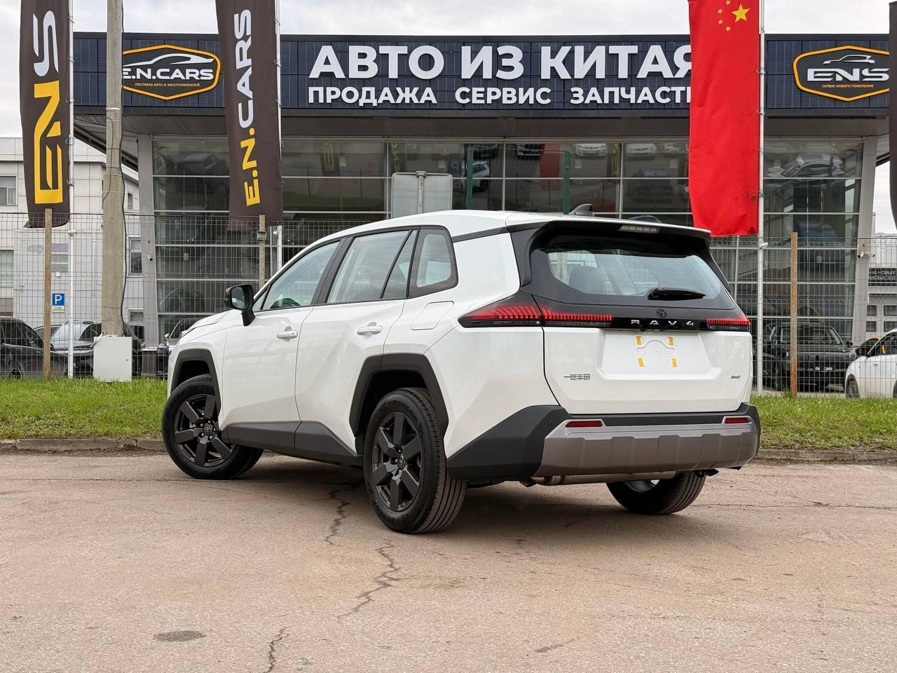 Белый Toyota RAV4 сзади