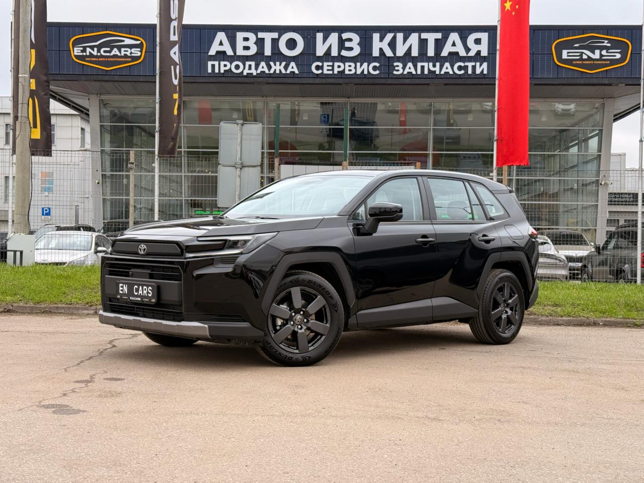 Черный Toyota RAV4 спереди