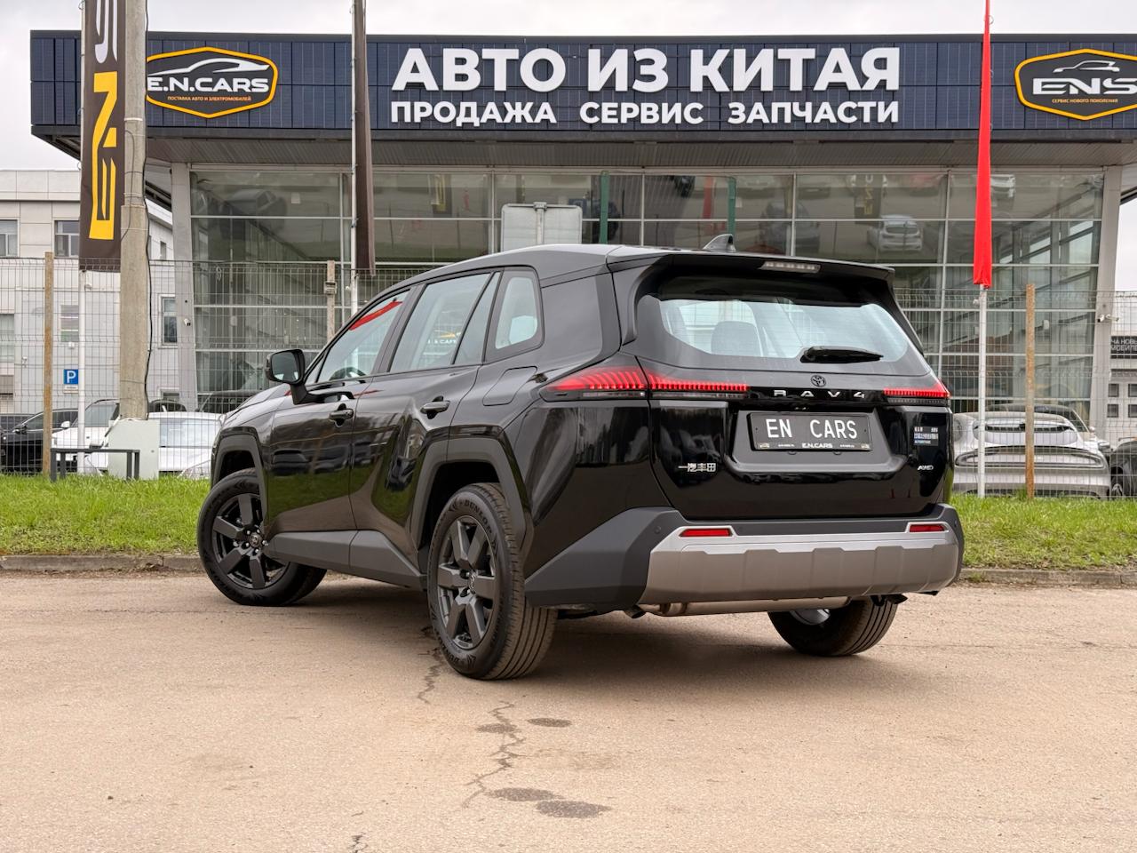 Черный Toyota RAV4 сзади