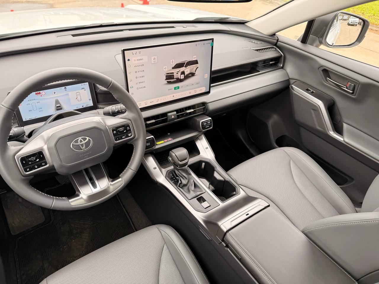 Салон Toyota RAV4