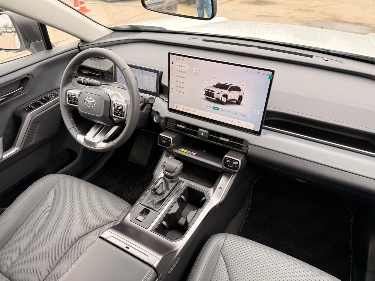 Интерьер Toyota RAV4