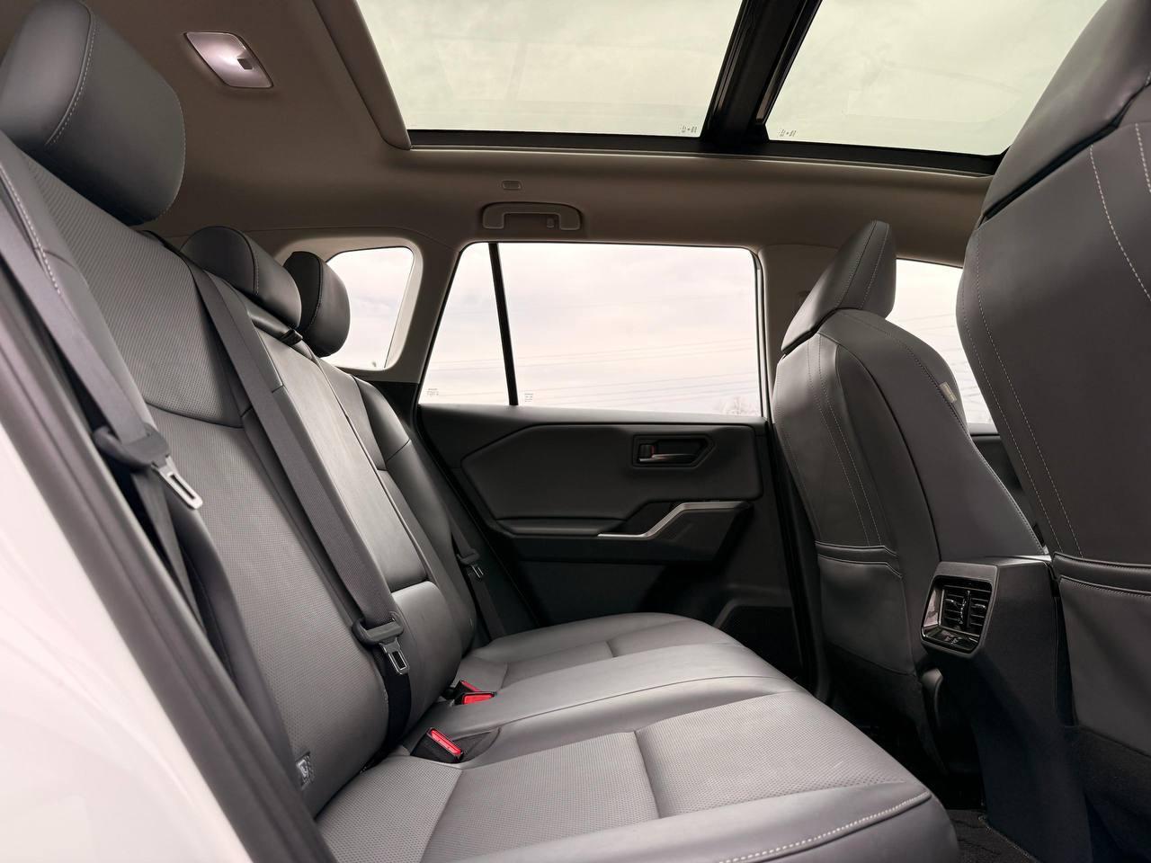 Задний ряд Toyota RAV4